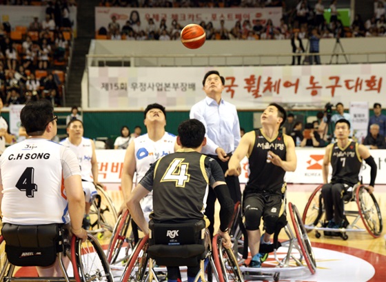 김기덕 우정사업본부장이 3일 서울시학생체육관에서 열린 우정사업본부장배 전국 휠체어농구대회 제주특별자치도와 서울시청의 개막전 경기에서 시구를 하고 있다.ⓒ우정사업본부