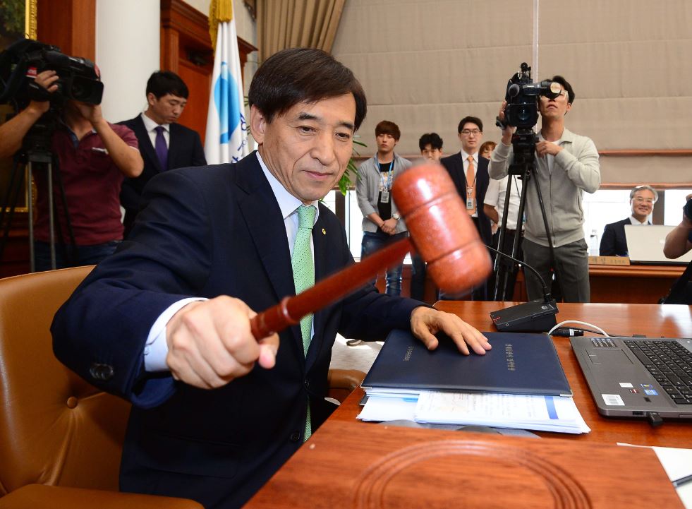 이주열 한국은행 총재가 의사봉을 두드리고 있다ⓒ연합뉴스