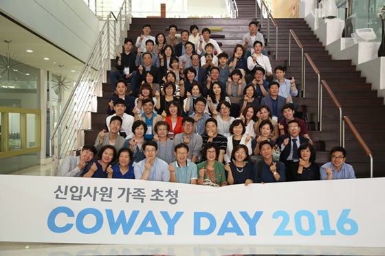 코웨이 신입사원 가족들이 7일 서울대학교에 위치한 코웨이 환경기술연구소를 방문해 기념촬영을 하고 있다.ⓒ코웨이