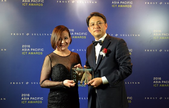 SK플래닛 박정민 시럽본부장(오른쪽)이 15일(현지시간) 싱가폴에서 열린 시상식에서 상을 수상하고 있다.ⓒSK플래닛