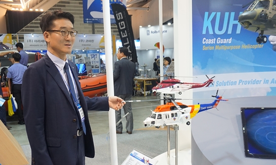한기완 KAI 헬기사업실장이 새로운 수리온 파생형 해경헬기에 대해 설명하고 있다.ⓒEBN