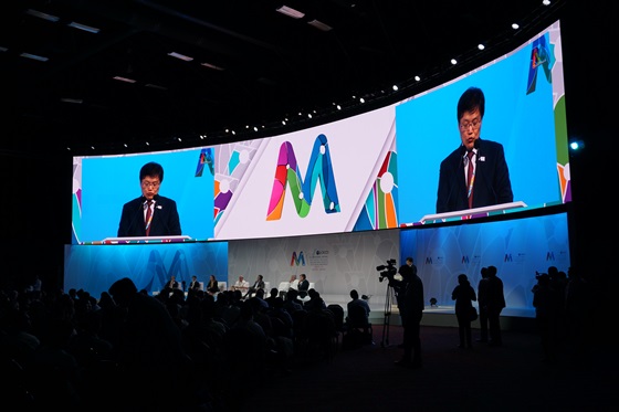 최양희 미래부 장관이 OECD 디지털 경제장관회의 폐회식에서 한국의 창조경제 관련 정책에 대해 발표를 하고 있다.ⓒ미래창조과학부