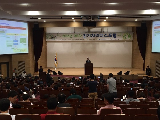 김필수 한국전기자동차협회장이 포럼에서 축사를 하고 있다. ⓒEBN