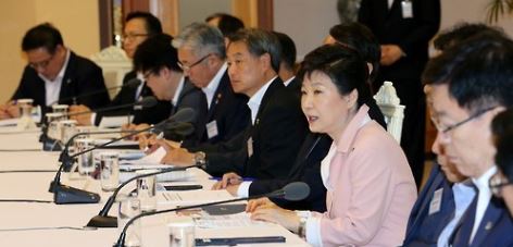 박근혜 대통령이 28일 오전 청와대에서 열린 제9차 국민경제자문회의 및 경제관계장관회의에서 모두발언하고 있다.ⓒ연합뉴스