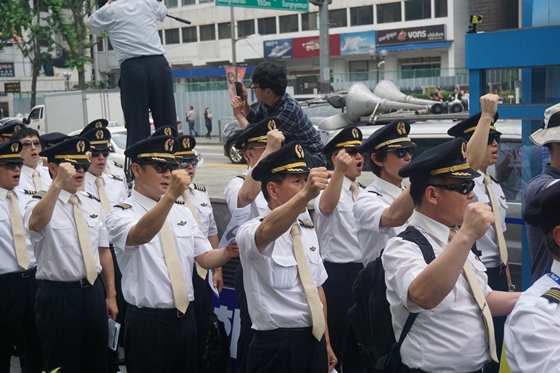 대한항공조종사노동조합 소속 조합원들이 28일 서울 서소문에 위치한 대한항공빌딩 앞에서 윤리경영 결의대회를 개최했다. 구호를 외치는 조종사들의 모습.ⓒEBN