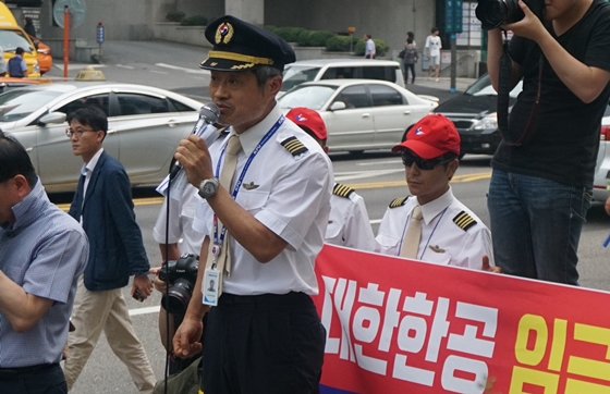 이규남 조종사노조 위원장이 28일 서소문 대한항공빌딩 앞에서 열린 집회에서 모두발언을 하고 있다.ⓒEBN