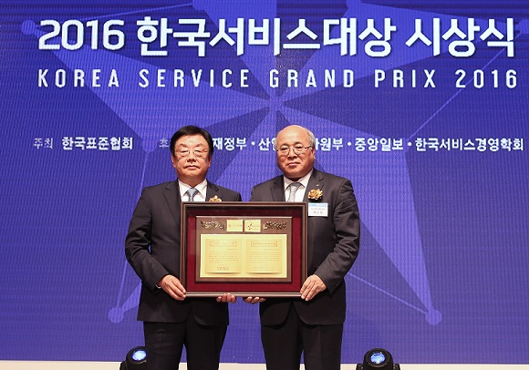 지난 7일 열린 한국서비스대상 시상식에서 김정남 동부화재 사장(왼쪽)과 백수현 한국표준협회 회장이 기념촬영을 하고 있다. ⓒ동부화재