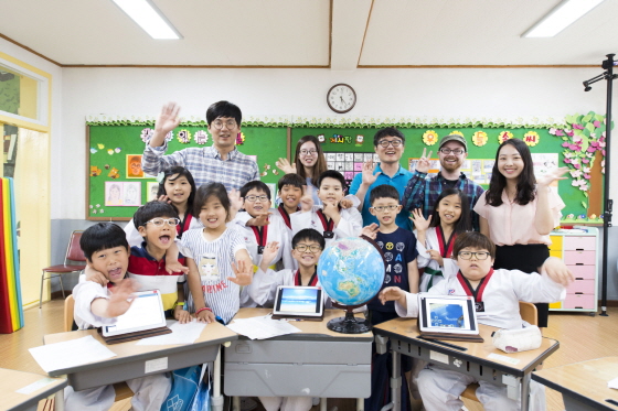 전북 대야남초등학교 학생들이 태블릿과 전자칠판을 통해 스마트 교육을 받고 즐거워하고 있다.ⓒ삼성전자