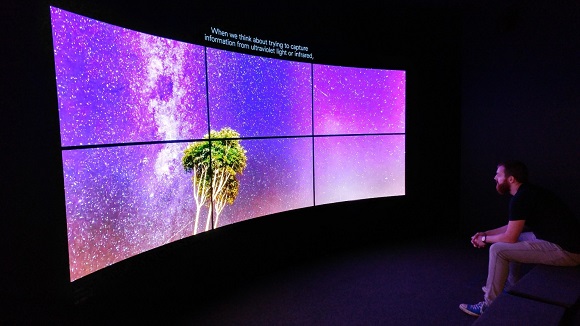 자연사박물관은 색의 아름다움을 제대로 감상할 수 있는 디스플레이로 LG 올레드 TV를 선택했다. 18일, 영국 자연사박물관을 방문한 관람객이 LG 올레드 TV의 차원이 다른 화질을 감상하고 있다.ⓒLG전자