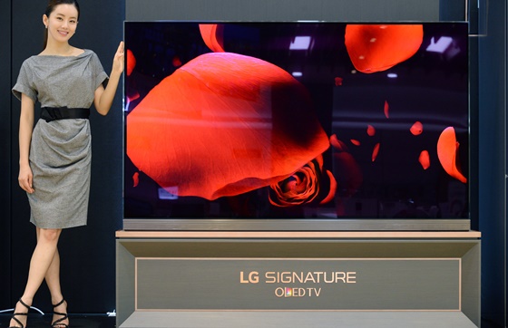 모델이 LG 베스트샵 강남본점에서 77형 LG 시그니처 올레드 TV를 소개하고 있다. ⓒLG전자