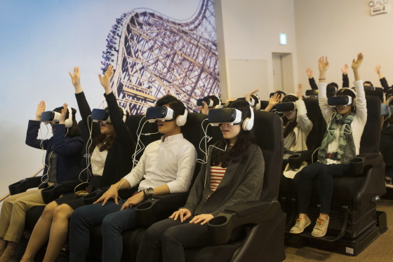에버랜드에 위치한 ‘기어 VR 어드벤처’에서 에버랜드의 대표 놀이기구를 '기어 VR'과 4D 시뮬레이터로 체험하는 모습. ⓒ삼성전자