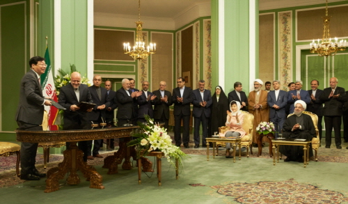 지난 5월 2일 이란 사드아바드 좀후리궁에서 박근혜 대통령과 로하니 이란 대통령이 한·이란 협정서명식에 참석하고 있다. [사진=청와대]