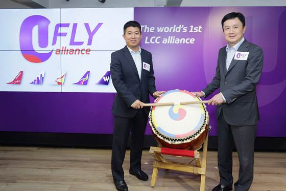 27일 오후 홍콩 완찬이 포춘빌딩에서 Jimmy Ma-U-FLY Alliance 회장 및 홍콩익스프레스 대표(좌)와 김정식 이스타항공 대표(우)가 조인식 후 세레머니를 함께 하고 있다.ⓒ이스타항공