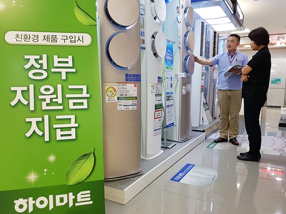 롯데하이마트 서울역점에서 소비자들이 에너지소비효율 1등급 에어컨을 살펴보고 있다.ⓒ롯데하이마트