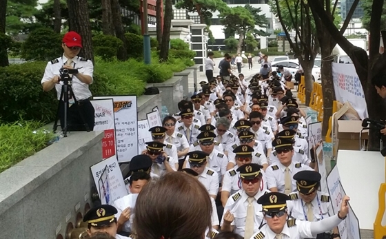 지난 9일 대한항공조종사노동조합이 서울지방국세청 앞에서 세무조사 촉구 결의대회를 개최했다.ⓒEBN