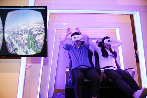 고객이 VR 존에서 4D 바이킹 콘텐츠를 체험하는 모습ⓒ현대백화점