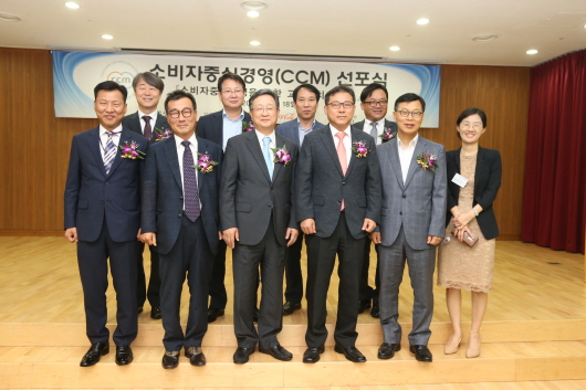 선포식에 참석한 LG생활건강 최고재무책임자(CFO) 허성 부사장(앞줄 왼쪽  세번째),  한국소비자원 김재중 부원장(앞줄 왼쪽 네 번째) 등 인사들이 기념촬영을 하고 있다.ⓒLG생활건강