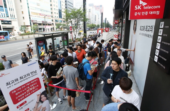 서울 강남구 강남대로 T월드 매장에서 약 100명의 고객이 개통을 기다리고 있는 모습.ⓒSKT