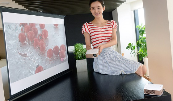 LG전자 모델이 여의도에 위치한 LG트윈타워에서 미니빔 신제품을 소개하고 있다.ⓒLG전자
