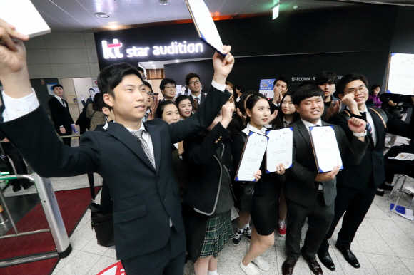 2015년 10월 한국잡월드(성남시 분당구 소재)에서 열린 ‘청년20만 창조일자리 박람회’에서 ‘KT스타오디션’에 참여한 지원자들.ⓒKT