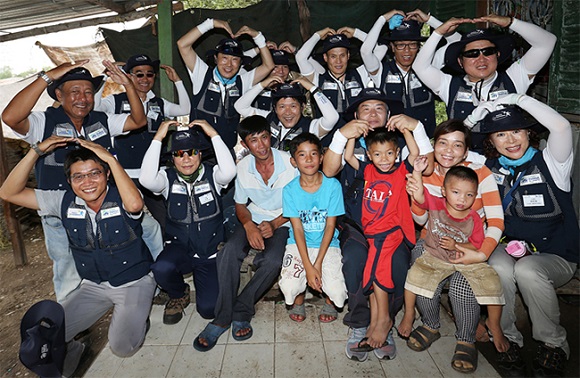 봉사단원들이 베트남 현지주민들에게 하트를 표시하며 사랑과 희망을 나누고 있다ⓒ포스코