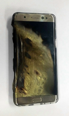 갤노트7 소비자가 배터리 폭발을 겪었다며 올린 사진.ⓒ온라인 커뮤니티
