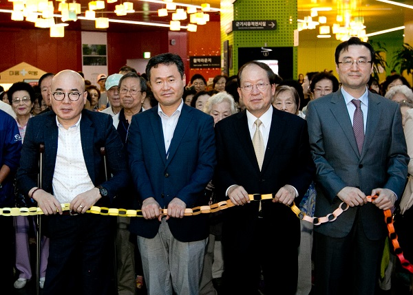 박마루 서울시의회 의원(왼쪽부터), 나백주 서울시 시민건강국장, 유석쟁 생명보험사회공헌재단 전무, 이동영 서울광역치매센터 센터장 등이 1일 열린 서울시민 치매극복의 날 기념행사에서 기념촬영을 하고 있다. ⓒ생명보험사회공헌재단