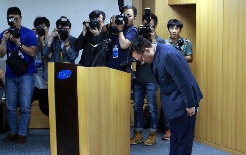 삼성전자 고동진 사장이 갤럭시노트7 리콜 발표를 한 뒤 고개를 숙이고 있다.ⓒ연합뉴스