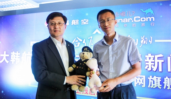 채종훈 중국지역본부장(왼쪽)과 리우롄춘 항공사업부문 CEO.ⓒ대한항공