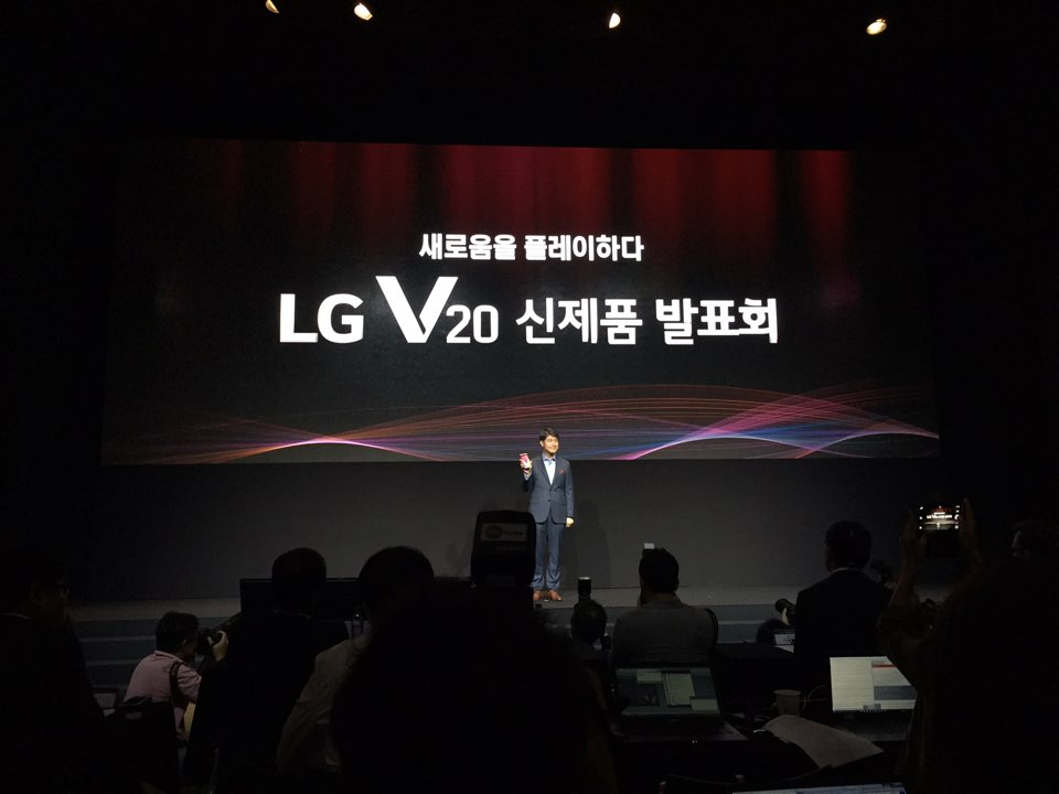 조준호 LG전자 MC사업본부장(사장)이 V20를 소개하고 있다. ⓒLG전자