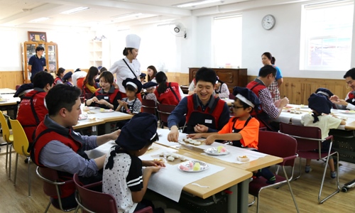 신세계면세점 명동점 임직원들은 지난 9일 인근 아동보육시설 혜심원에서 지역 결손가정 아동들과 함께 송편을 빚었다.ⓒ신세계면세점