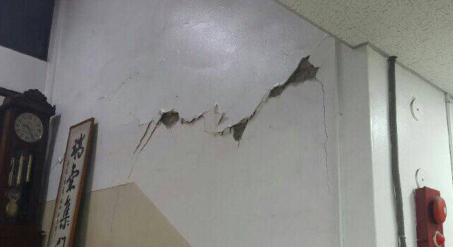 12일 오후 규모 5.8의 지진으로 내부 벽이 갈라진 모습.ⓒ연합뉴스
