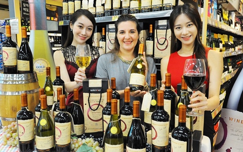 홈플러스는 칠레를 대표하는 4가지 품종의 와인인 까베네 소비뇽, 샤도네이, 까르미네르, 시라를 선보였다.ⓒ홈플러스
