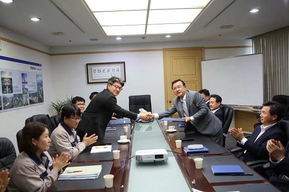 석진혁 한라 노동조합 위원장(왼쪽)과 박철홍 한라 사장이 2016년도 임금협약을 체결했다. ⓒ한라