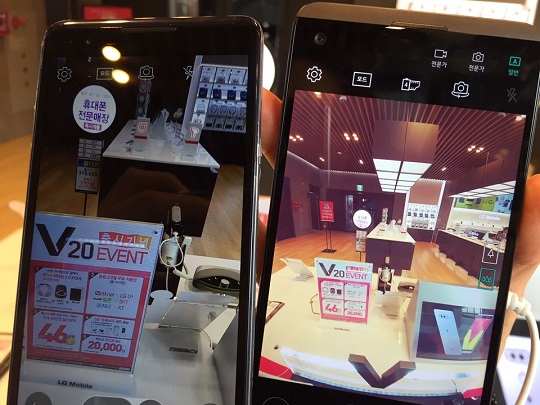 서울 강남구 LG전자베스트샵 강남본점에서 광각 카메라 모드를 시행한 V20(오른쪽)와 LG전자의 이전 스마트폰의 카메라를 비교하고 있다.ⓒEBN
