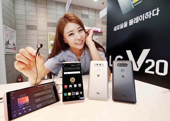 LG전자 모델이 국내 이동통신 3사를 통해 29일 출시된 전략 스마트폰 'LG V20'를 선보이고 있다.ⓒLG전자