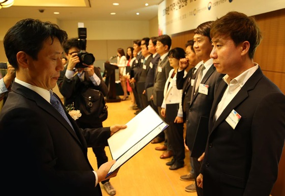 지역산업진흥 유공 포상 시상식’에서 산업통상자원부 표창을 받고 있는 심명섭 위드이노베이션  대표(사진 오른쪽).ⓒ위드이노