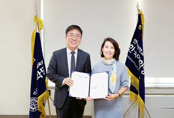 (사진 왼쪽부터) 김종환 네이버 사전셀장, 유현경 언어연구교육원장.ⓒ네이버