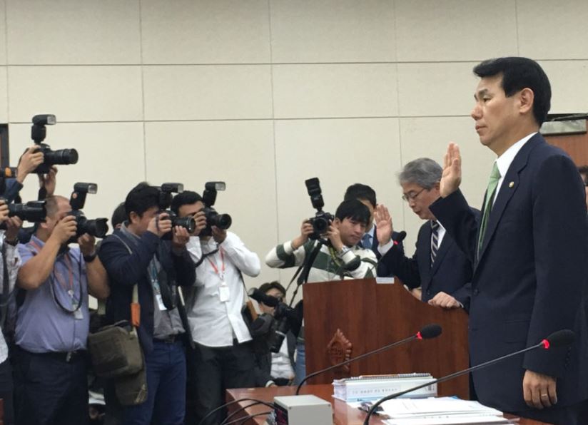 6일 임종룡 금융위원장과 정찬우 전 금융위 부위원장(사진 오른쪽)이 국감에서 선서를 하고 있다ⓒ조현의 기자