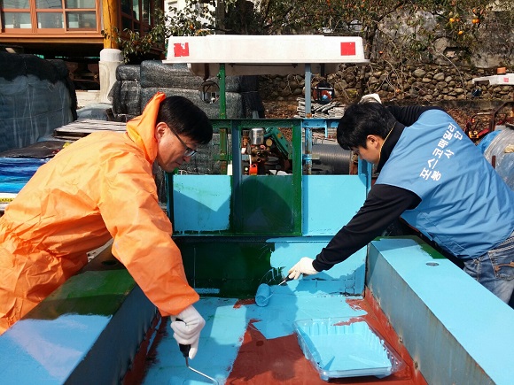 광양제철소 임직원들이 15일 진상면 용계마을을 찾아 봉사활동을 실시하고 있다.ⓒ광양제철소