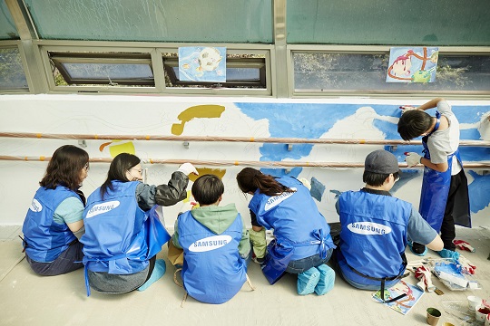 삼성화재 임직원과 가족들이 지난 8일 장애인 특수교육기관인 서울정진학교를 방문해 벽화를 그리고 있다.ⓒ삼성