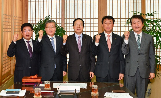 17일 서울 서대문구 소재 농협금융 본사에서 열린 농협금융 제1차 내부통제위원회에서 (사진 두번째부터) 오병관 NH농협금융지주 부사장, 김용환 NH농협금융지주  회장, 허원웅 NH농협금융지주  상무가 기념촬영을 하고 있다.ⓒNH농협금융지주