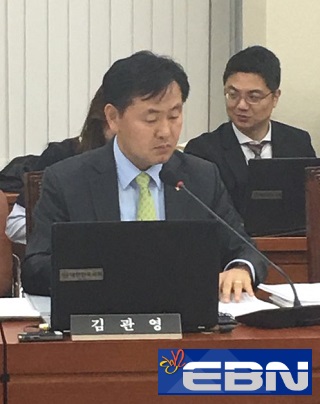 김관영 국민의당 의원이 18일 국회 정무위원회 국정감사에서 질의하고 있다. ⓒEBN 조현의기자