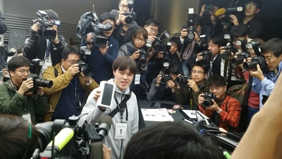 서울 강북에서 온 KT 아이폰7 1호 개통자 유병문 씨(남, 만 25세)가 취재진에 둘러싸여있다. ⓒEBN