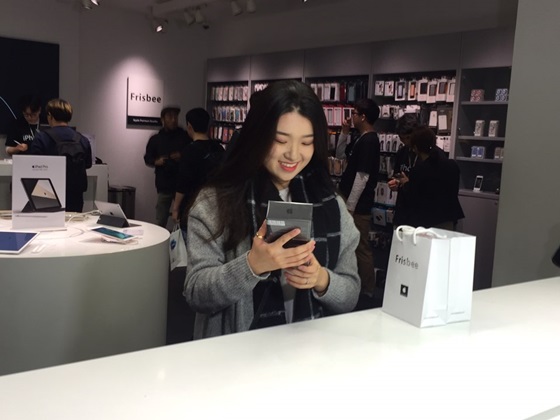 아이폰 출시일인 21일 서울 중구 프리스비 명동점에서 아이폰7플러스를 처음으로 구매한 서정아씨가 기념사진을 찍고 있다.ⓒEBN