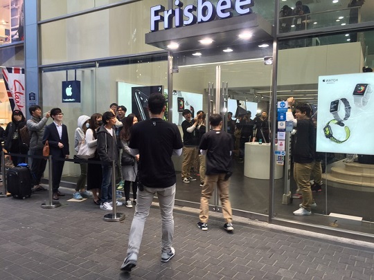 21일 서울 중구 프리스비 명동점에서 아이폰7을 구입하기 위해 대기자들이 입장하고 있다.ⓒEBN