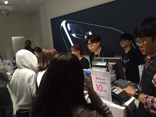 21일 서울 중구 프리스비 명동점에서 방문객들이 아이폰7을 구매하고 있다.ⓒEBN