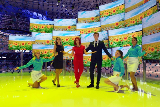 IFA걸(왼쪽에서 3번째)과 삼성전자 모델들이 '시티큐브 베를린' 전시장에서 퀀텀닷 기술을 채용해 밝고 선명한 색상을 즐길 수 있는 퀀텀닷 SUHD TV를 소개하고 있다.ⓒ삼성전자