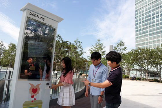 삼성전자 임직원이 수원 '삼성 디지털 시티' 를 산책하며 나눔 키오스크에 사원증을 체크하며 기부하고 있다.ⓒ삼성전자