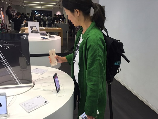 23일 서울 중구 애플 아이폰7 언락폰 판매점에서 방문객이 아이폰을 손에 들고 있다.ⓒEBN